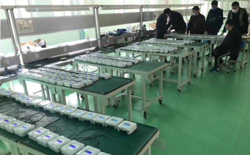 J9直营集团电子压差测控器24小时老化测试进行中