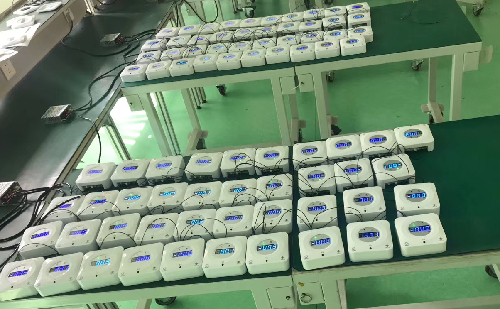 J9直营集团电子压差测控器24小时老化测试进行中